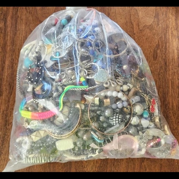 2 LB Wearable Discovery Jewelry Lot | Mixed Metals | Chains Charms Beads + More - Picture 10 of 12